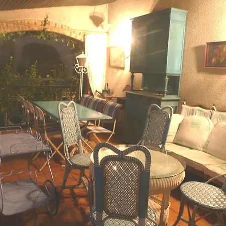 Au Fond De La Cour Bed & Breakfast