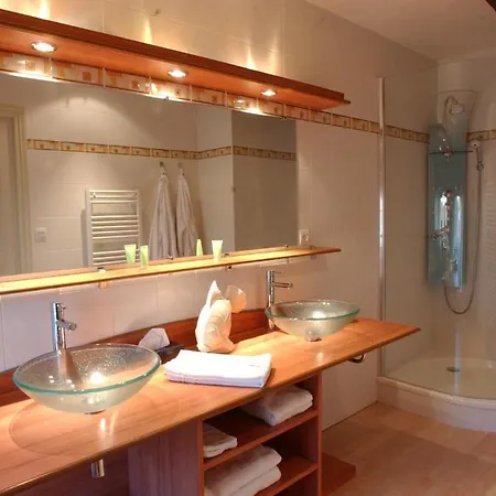 Au Fond De La Cour Bed & Breakfast