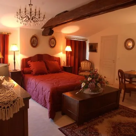 Au Fond De La Cour Bed & Breakfast 3*