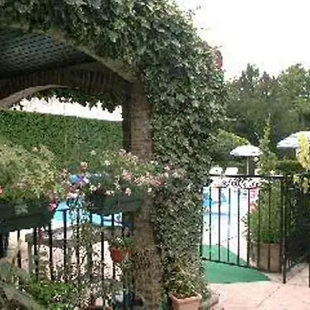 Au Fond De La Cour Bed & Breakfast 3*