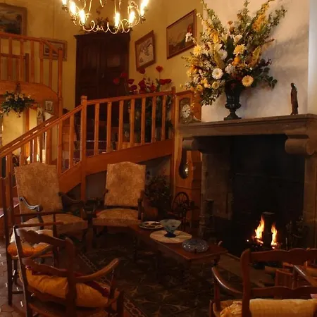 Au Fond De La Cour Bed & Breakfast 3*