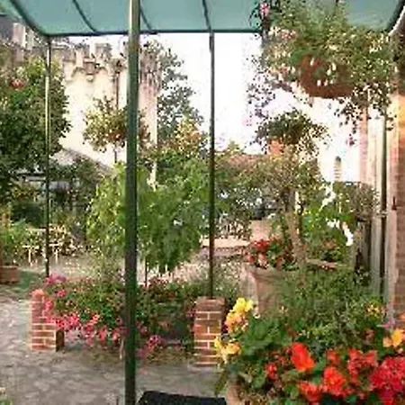 Au Fond De La Cour 3*