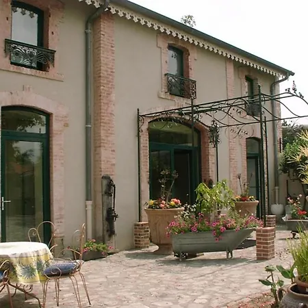 Au Fond De La Cour Bed & Breakfast 3*