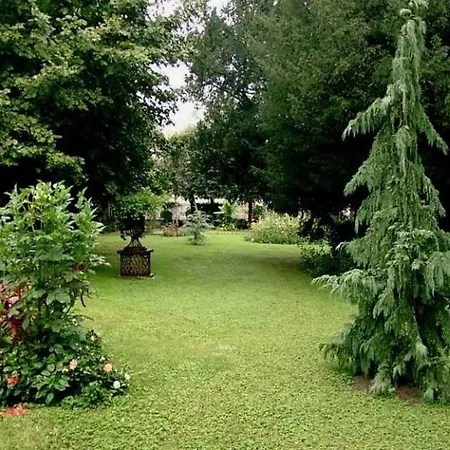 Au Fond De La Cour Bed & Breakfast Veyre-Monton