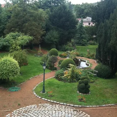 Au Fond De La Cour Veyre-Monton